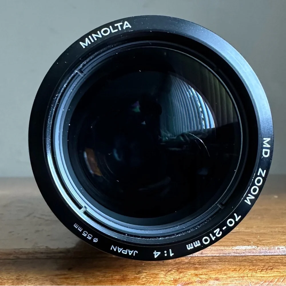 Black Camera Lens Minolta MD Zoom 70-210mm 1:4 Telephoto Lens w/ SunShade Hood